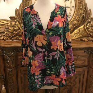 No Brand or Labels. Size Medium. Long Sleeve Aloha Pullover Blouse. B20